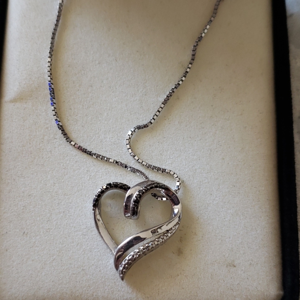 Kay jeweler's heartshaped Knecklace